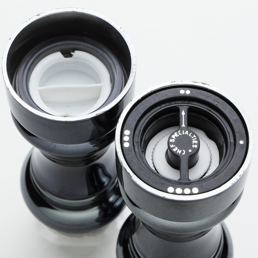 90040 Bottom View, 4-stage adjustable ceramic pepper grinding mechanism 